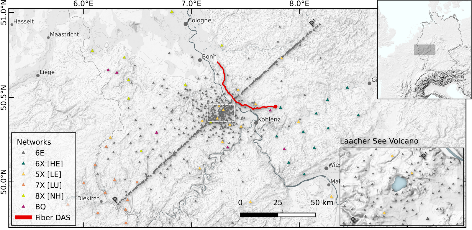 Lage der rund 500 seismischen Stationen, die zwischen September 2022 und August 2023 im Rahmen des „Large-N-Experiments“ in der Eifel installiert waren, um eine möglichst gut aufgelöste Abbildung des magmatischen Untergrunds zu ermöglichen. In Rot: das Glasfaserkabel, das zu ergänzenden Messungen genutzt wurde. (Abbildung: Marius Isken, GFZ (CC BY 4.0 Dahm et al. (2025); Seismica, Vol. 4 No. 2; https://doi.org/10.26443/seismica.v4i2.1492)) 