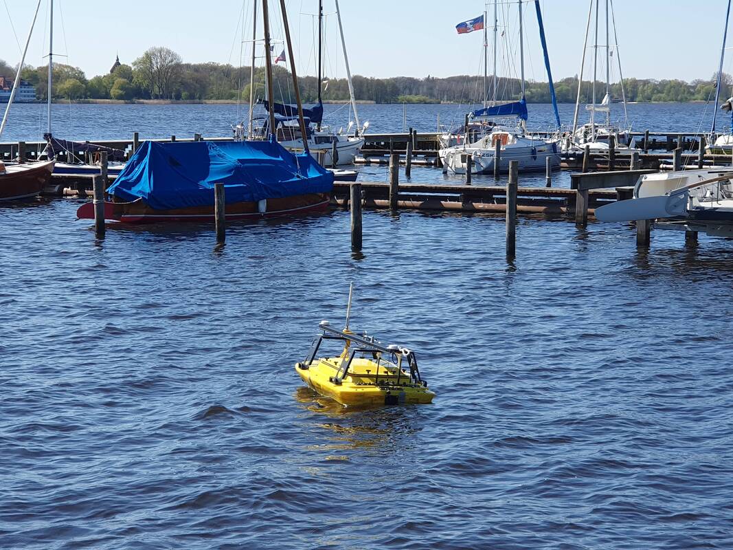 Das USV (Echoboat) im Einsatz im Bereich des Zwischenahner Segelklubs © Tobias Berndt / Jade Hochschule