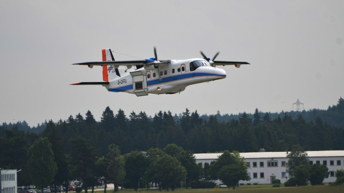 Von Bremen aus startete das DLR-Flugzeug in Richtung ostfriesische Küste. An Bord: der weltweit einzigartige F-SAR Sensor – links im Bild. Er ermöglicht es, zeitgleich Daten in fünf verschiedenen Wellenlängen und Polarisationen zu erfassen (Bild: DLR)