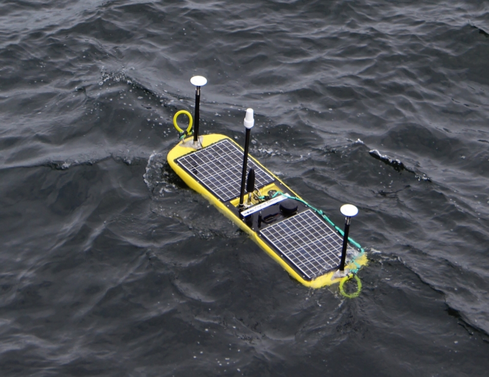 Wave-Glider mit GNSS und akustischen Messgeräten für Messungen am Meeresboden. Foto: Todd Ericksen