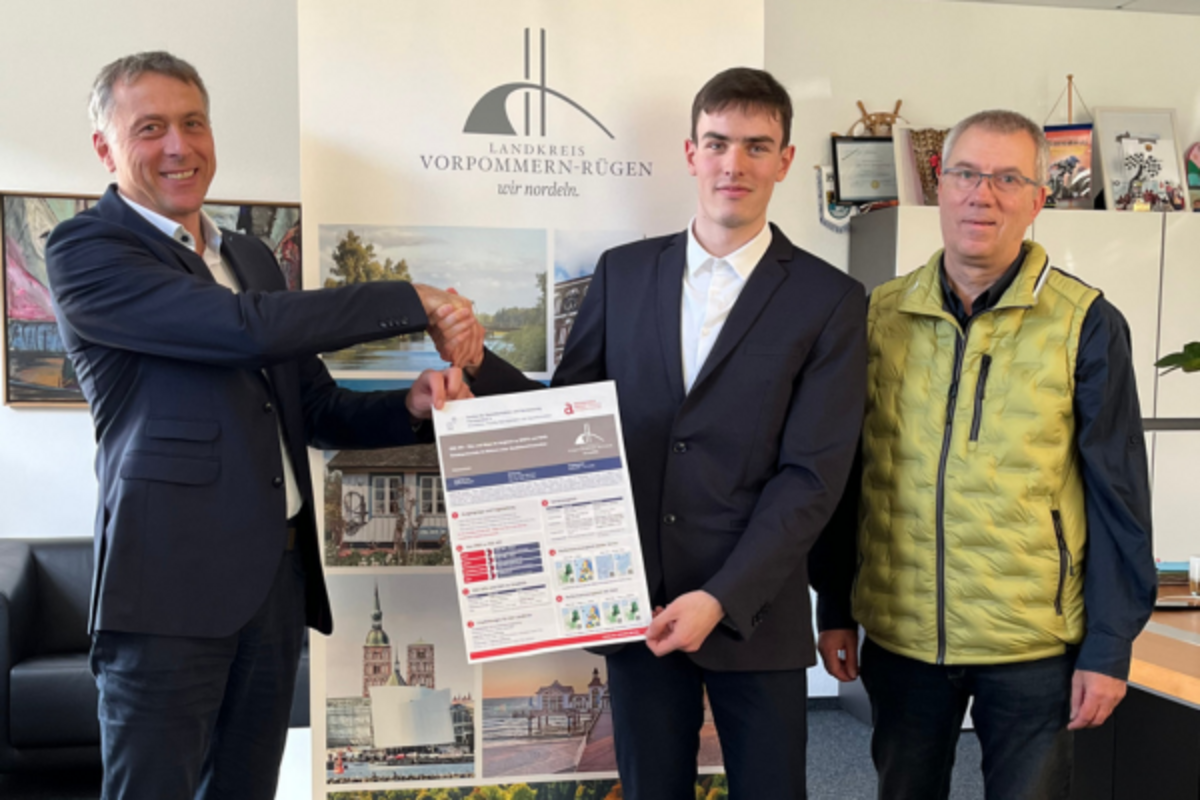 Erster Masterabsolvent des Landkreises Vorpommern-Rügen im Studiengang »Master of Engineering - Vermessung und Geoinformatik« © Landkreis Vorpommern-Rügen