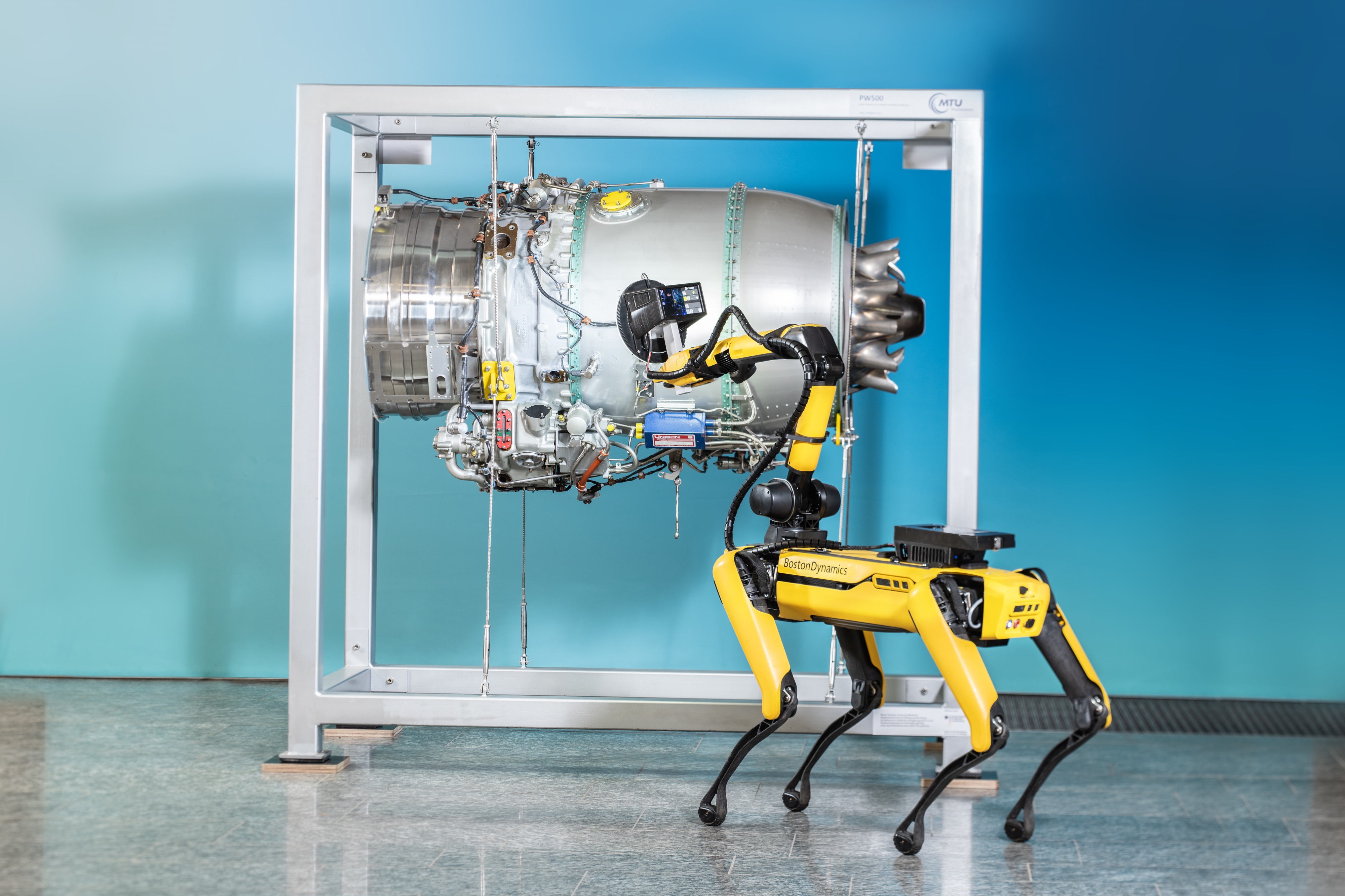 Mithilfe des Sensors vermisst der Roboterhund komplexe Bauteile, hier z.B. eine Turbine (bereitgestellt durch MTU Maintenance). Copyright: © Fraunhofer IOF