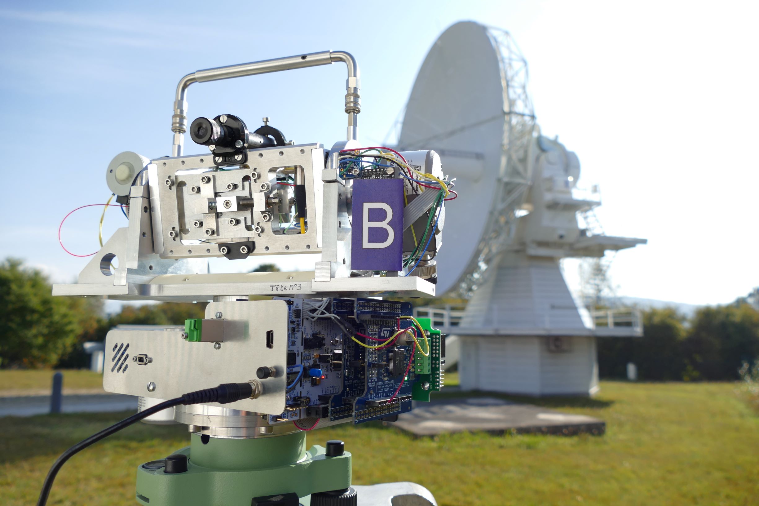 Das neu am CNAM entwickelte Messsystem DistriMetre während der gemeinsamen Messkampagne mit der Frankfurt UAS und dem BKG am Geodätischen Observatorium in Wettzell. Bild (c) Michael Lösler/Frankfurt UAS