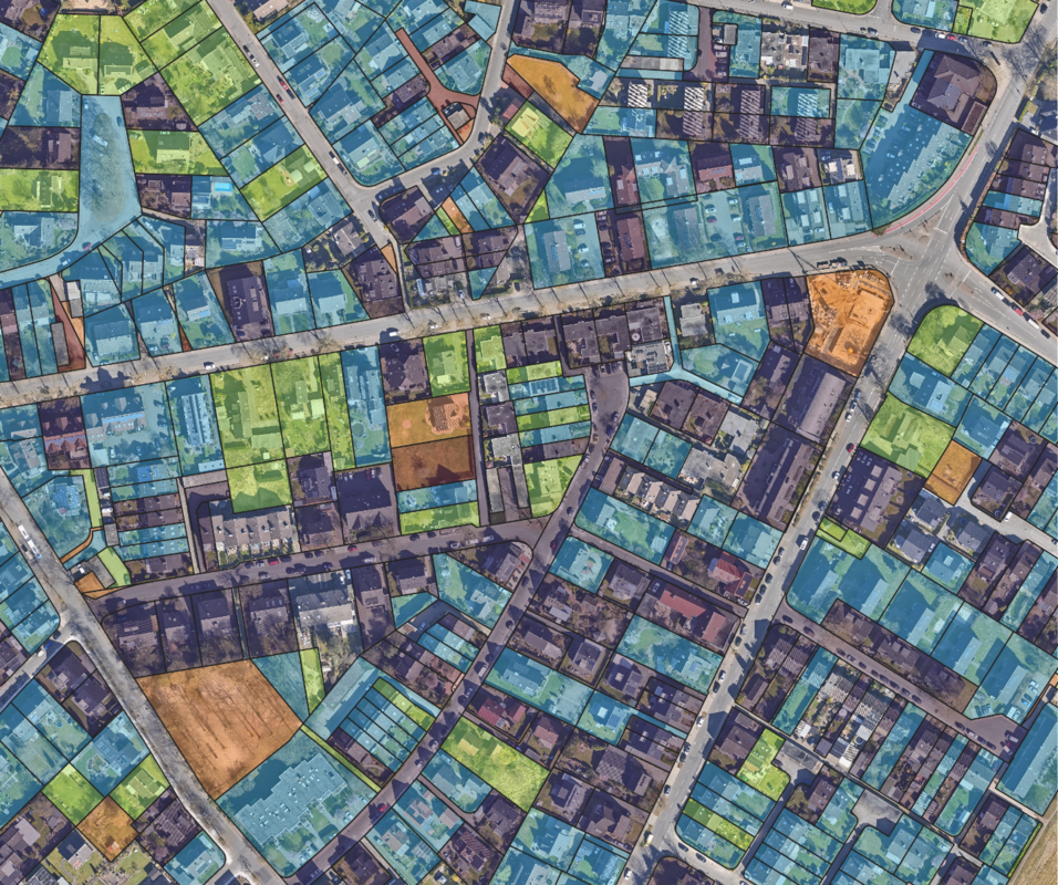 Ergebnis der Baulückenanalyse: Dargestellt ist der Anteil unbebauter Flächen pro Grundstück, ermittelt durch die Auswertung von Luftbildern und Geodaten. Je heller die Farbgebung von Violett über Blau und Grün bis Orange, desto höher ist der Anteil unbebauter Fläche. Bild © Fraunhofer-Institut für Graphische Datenverarbeitung IGD. 