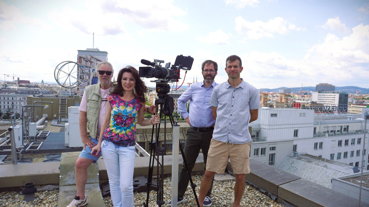 Das Filmemacher-Duo Schukoff am Dach des BEV mit Dipl.-Ing. Franz Blauensteiner, Leiter der Abteilung Referenzsysteme, und Dipl.-Ing. Jürgen Fredriksson, Abteilung Referenzsysteme (beide BEV). Bild © Schukoff-Film