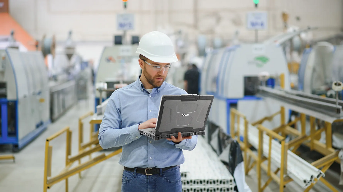 Mit dem vollrobusten Notebook B360X von Getac verarbeiten Fachkräfte aus Industrie und Logistik Daten direkt vor Ort, auch ohne Verbindung zur Cloud. Bild: ©Getac
