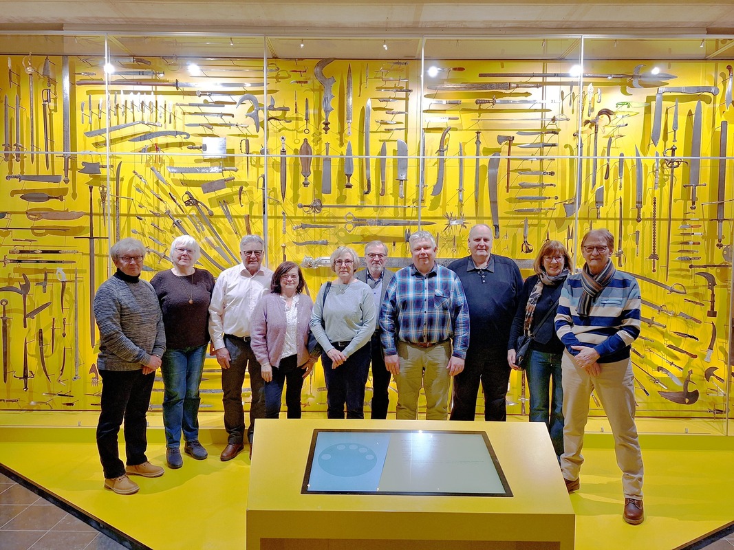 Bild: Gruppenbild vor der Wandinstallation „Welt der Klingen“