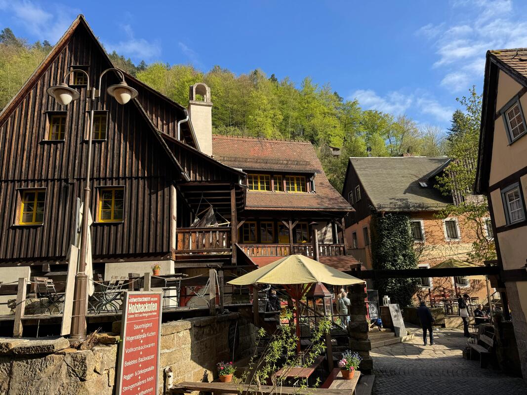 Bild: Behutsam und liebevoll saniertes Dorf-Ensemble