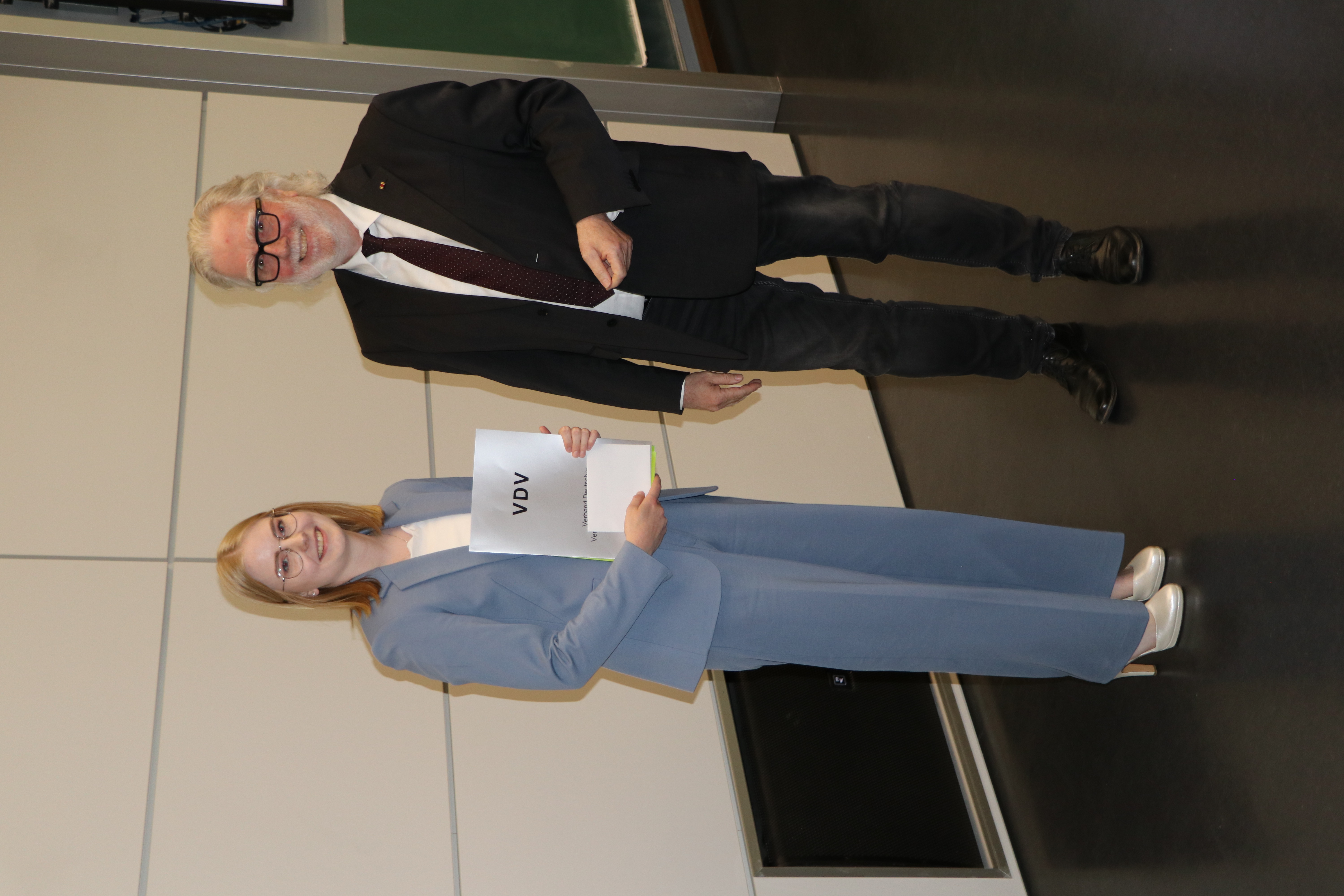 In Emden erhielt die frischgebackene Vermessungstechnikerin Lorena Garwels ihre Urkunde vom VDV-Präsidenten Wilfried Grunau überreicht.  Foto: LGLN, Mennenga