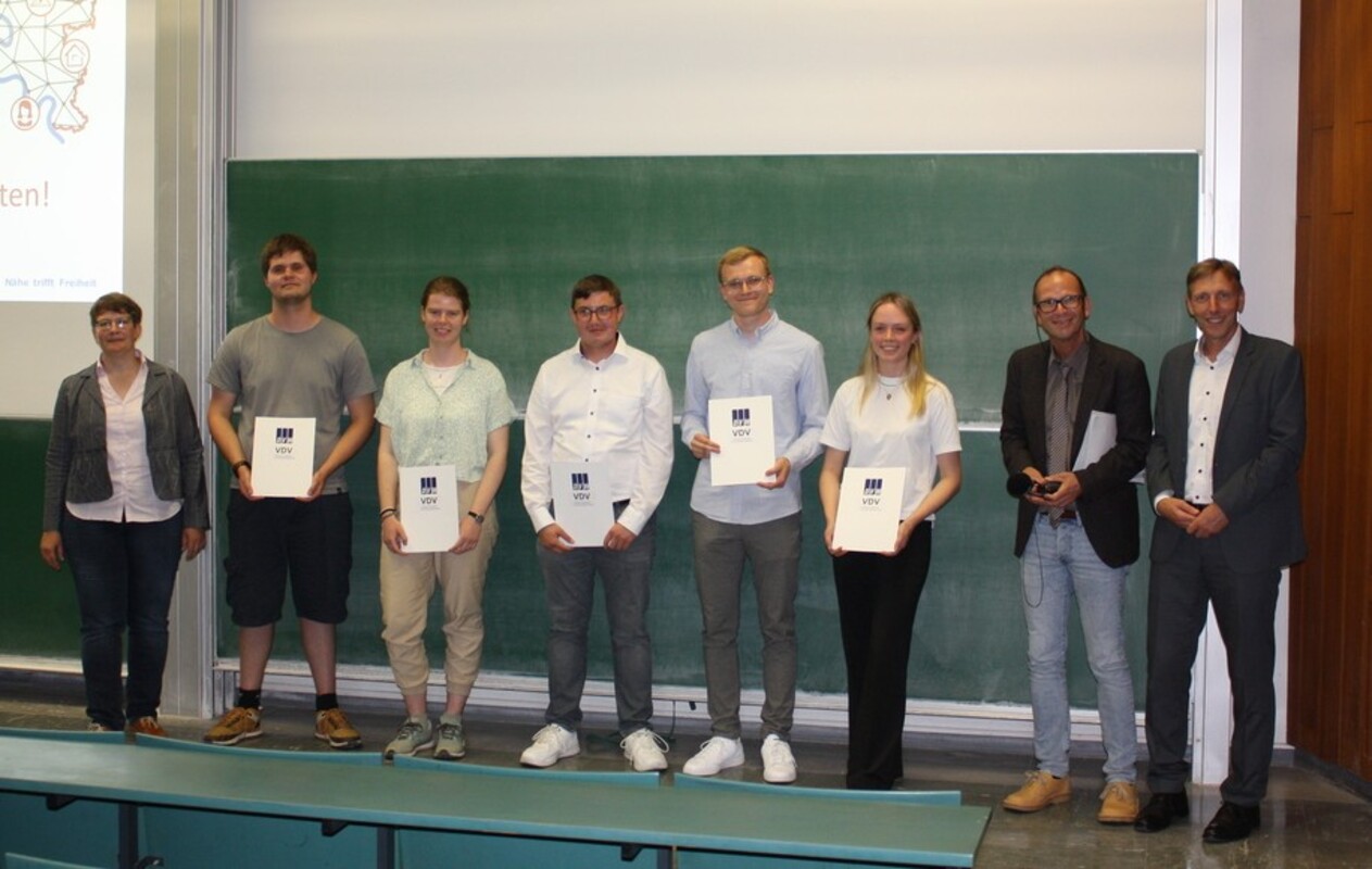 Christine Weibelzahl (links) und Ulf Meyer-Dietrich (rechts) ehrten im Beisein von Prof. Jürgen Kusche (2. v.r.) als Vertreter des Instituts für Geodäsie und Geoinformation der Universität Bonn die jahrgangsbesten Absolvent*innen