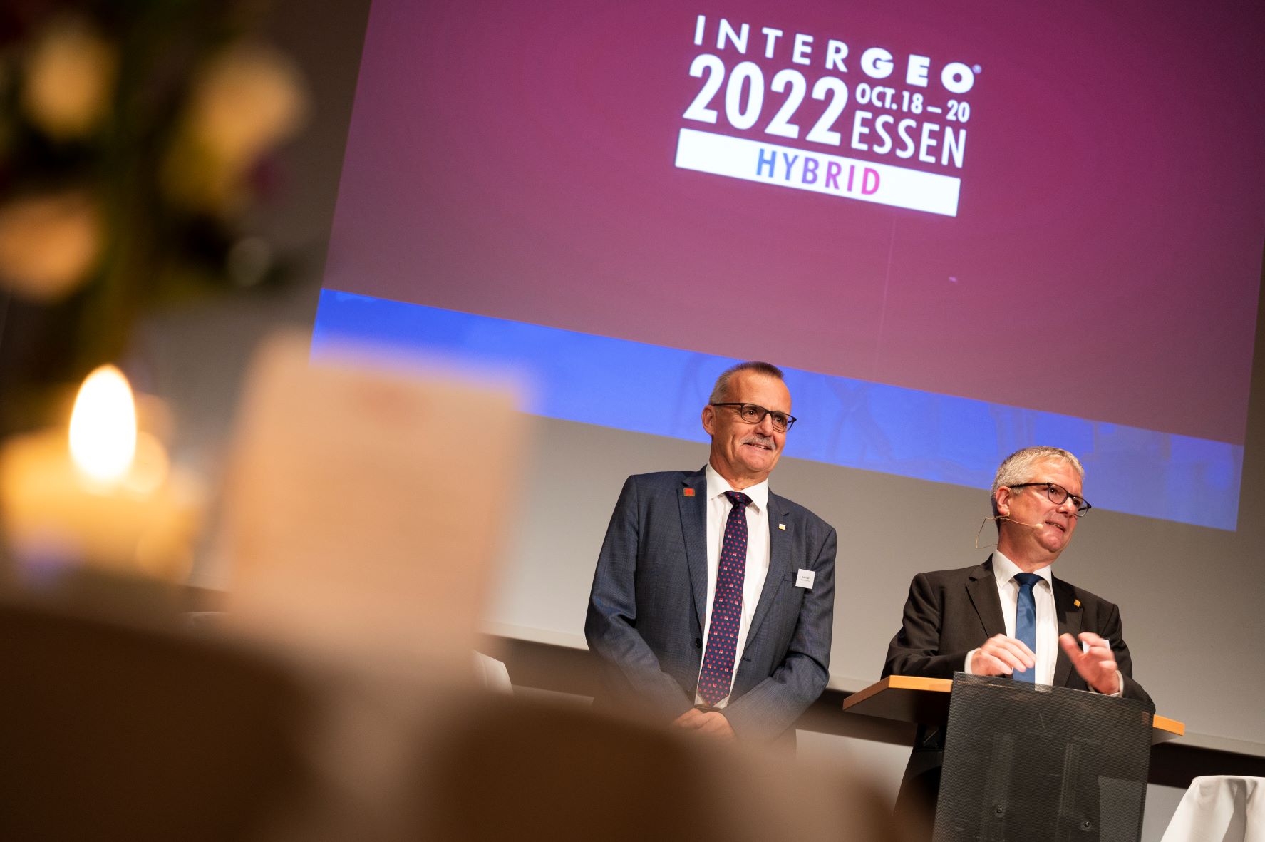 DVW-Präsident Hansjörg Kutterer (rechts) stellt Rudolf Staiger als seinen designierten Nachfolger vor. (Bild: © HINTE Messe- und Ausstellungs GmbH/ INTERGEO 2022/Fotograf: Nico Herzog)
