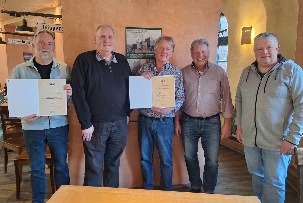 Bild: die Jubilare mit ihren Jubiläumsurkunden