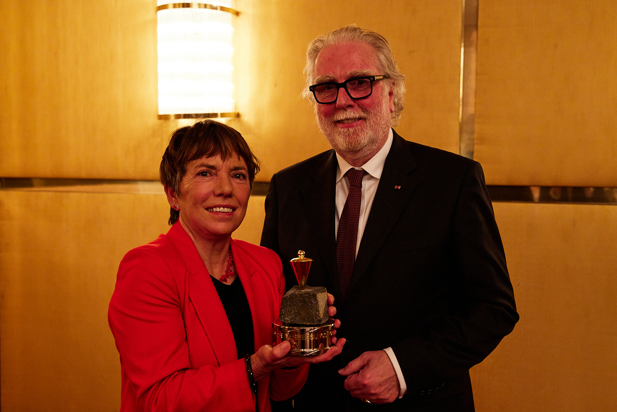 Die Preisträgerin Margot Käßmann mit VDV-Präsident Wilfried Grunau. Foto: Hendrik Grunau
