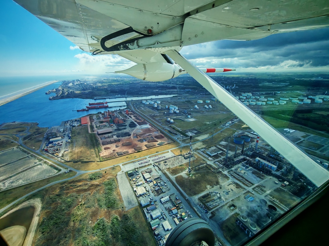 Messflüge über verschiedenen Industriebetrieben entlang der Küste von Dunkirk, Frankreich, die durch Bodenmessungen begleitet wurde. Die Abgasfahnen aus dem Industriegebiet wurden in mehreren Flugabschnitte senkrecht zur Abgasfahne in verschiedenen Höhen beflogen. Bild: DLR (CC BY-NC-ND 3.0)