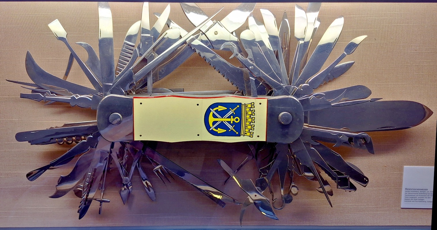 Bild: Riesentaschenmesser: gefertigt 1926/28 mit 104 Teilen, Gesamtlänge 133 cm, Gewicht 12 kg