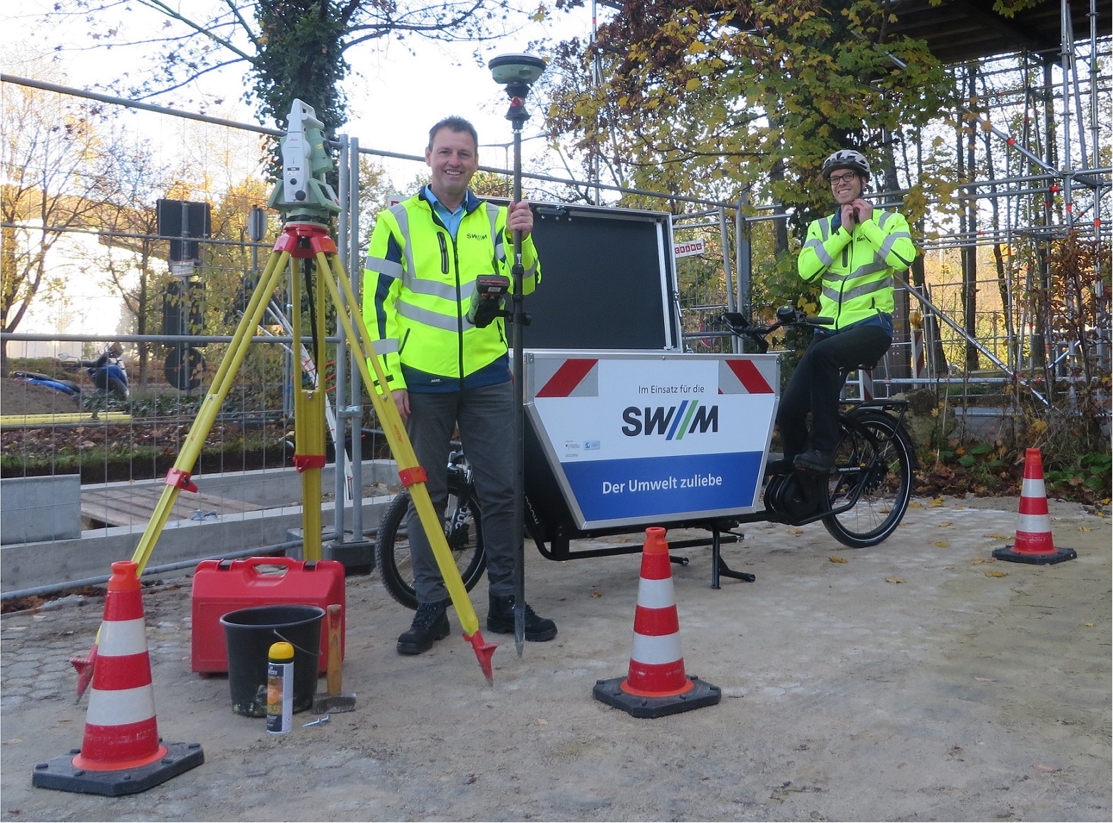 In das Lastenrad passt jede Menge Ausrüstung, wie Werner Oswald (li.) und Andreas Chromik vom SWM Vermessungsteam zeigen. Foto: SWM