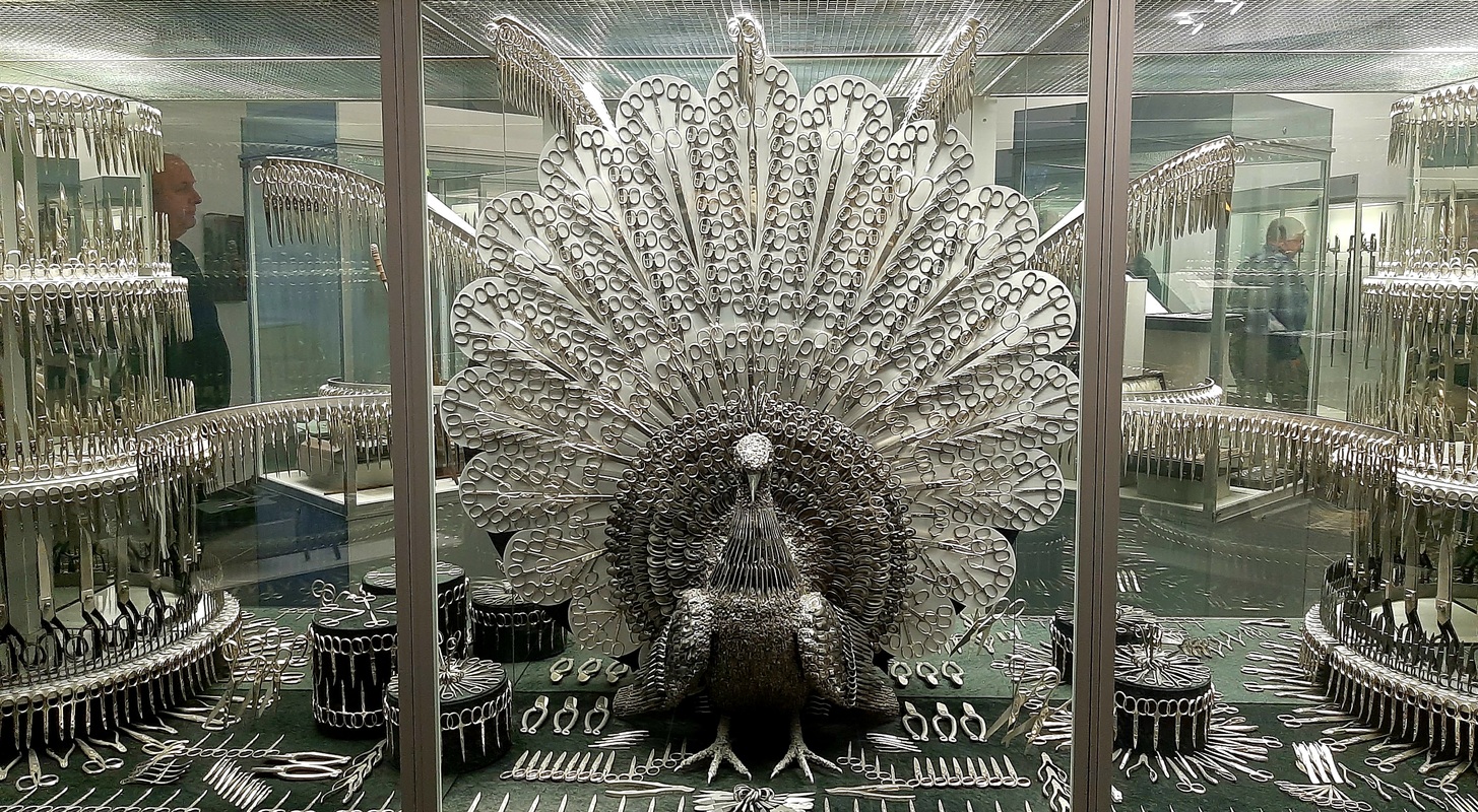 Bild: Scherenpfau aus hunderten Scheren; Eyecatcher im deutschen Pavillon der Weltausstellung 1904 in St. Louis