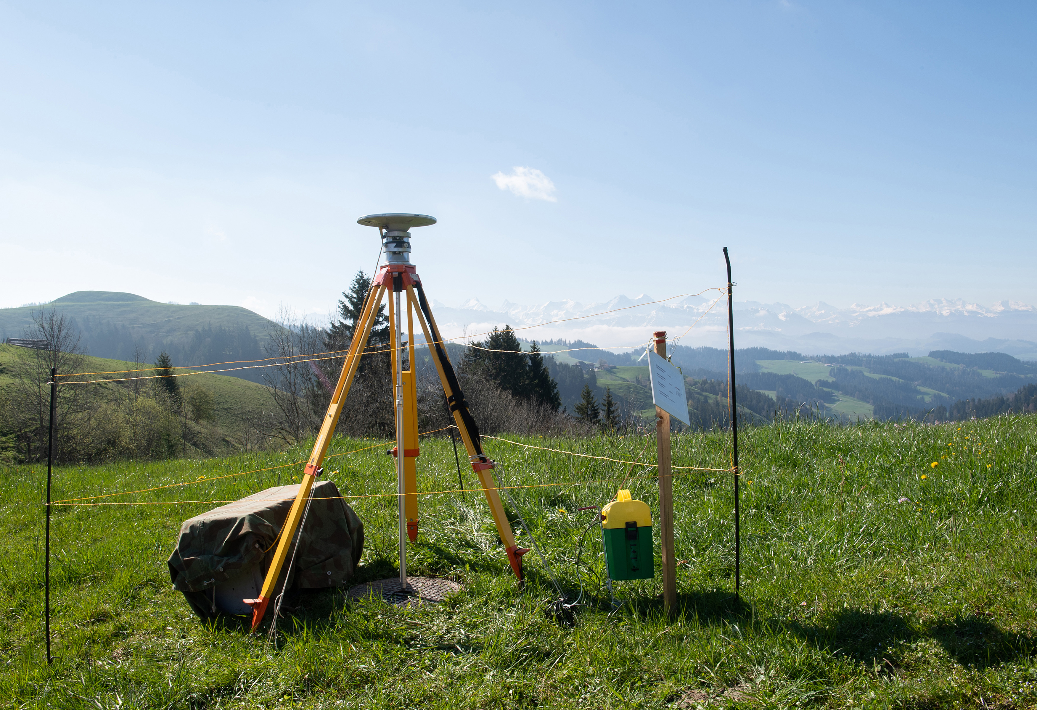 Während 48 Stunden empfängt die GNSS-Antenne Satellitensignale, um daraus die genaue Position eines Fixpunktes zu berechnen. swisstopo betreibt ein Netz aus 220 Fixpunkten in der ganzen Schweiz. Diese werden alle 6 Jahre neu vermessen. Bild: swisstopo