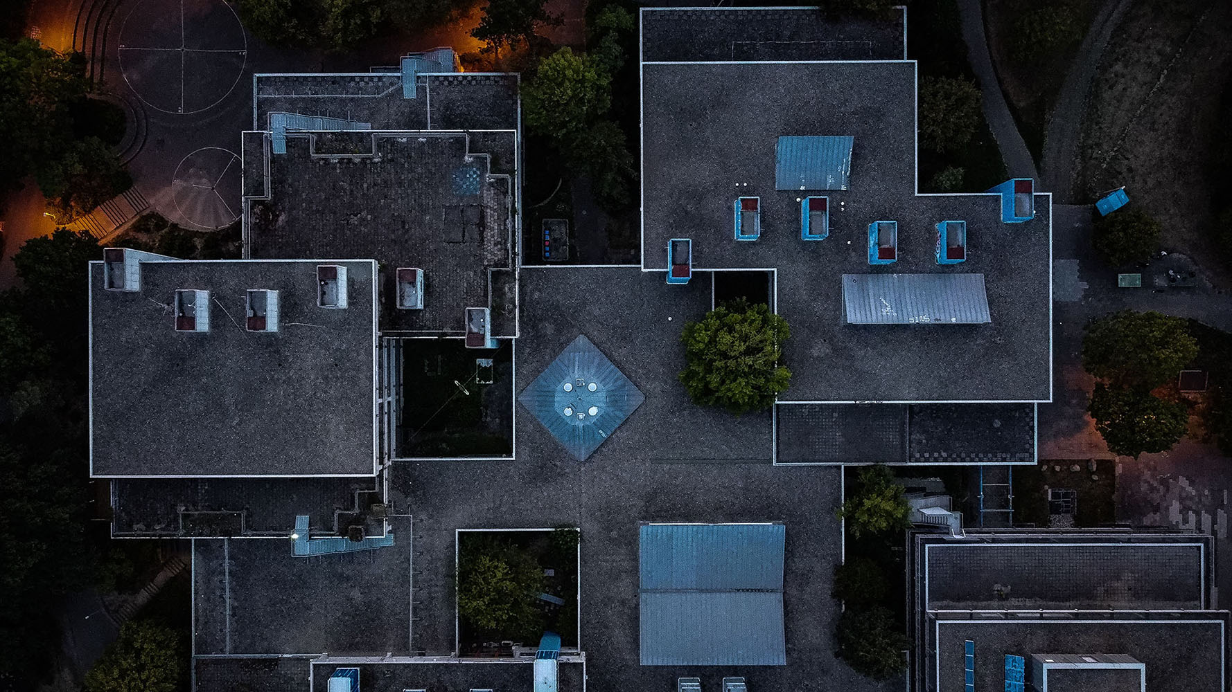 Die Dachvermessung kann künftig nicht mehr nur über den individuellen Einsatz eines Dachdeckers erfolgen, sondern per Drohne und dem Einsatz von künstlicher Intelligenz. (Foto Nicolas Wurzer / unsplash)