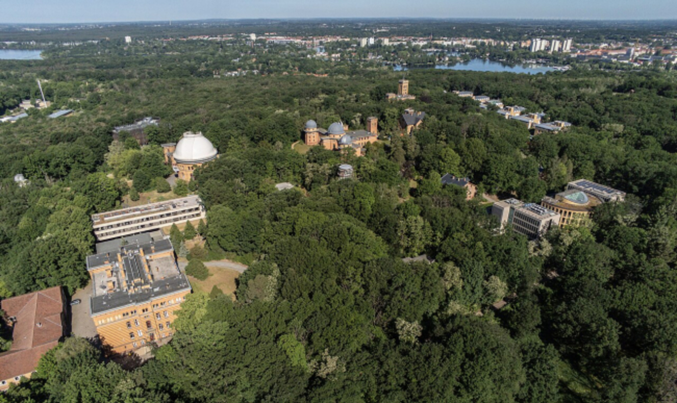 Der Telegrafenberg in Potsdam mit dem Gelände des Geoforschungszentrums Potsdam im Vordergrund