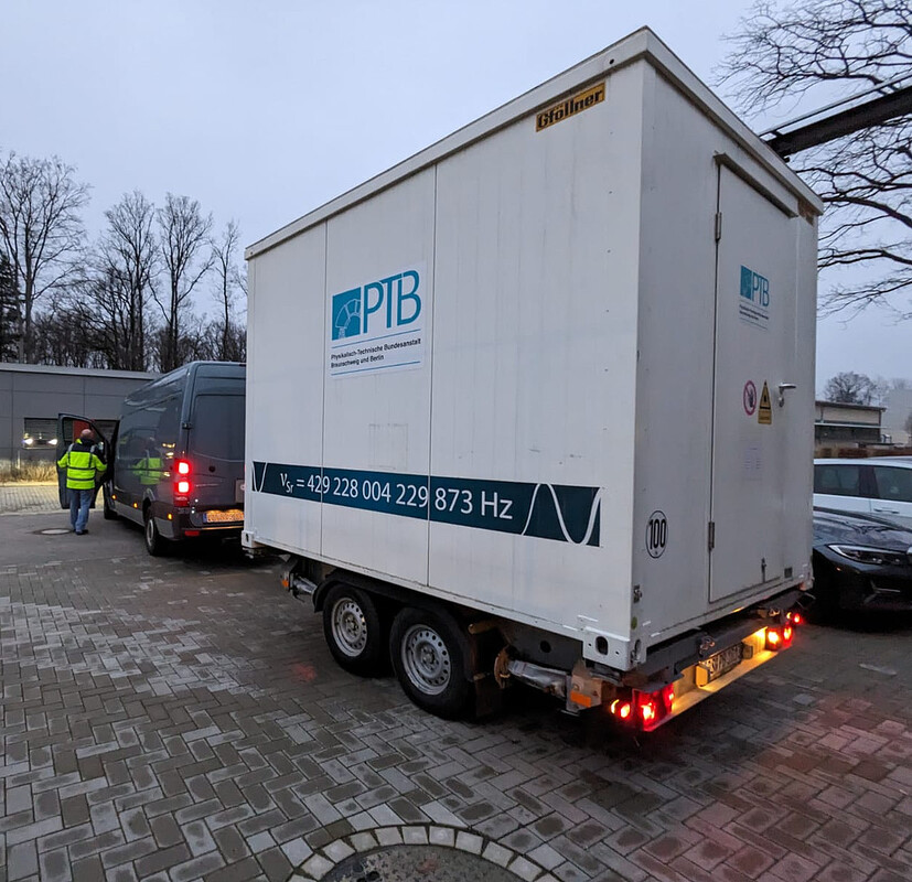 Die transportable optische Atomuhr ist in einem Anhänger untergebracht. (Foto: PTB) Die transportable optische Atomuhr ist in einem Anhänger untergebracht. (Foto: PTB)