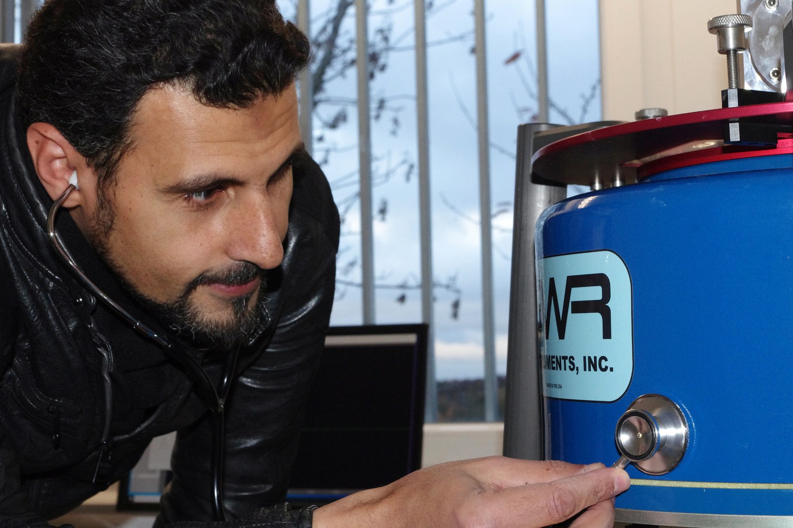 Dr. Basem Elsaka kontrolliert die mechanische Isolierung des Kühlkopfes vom Supraleitgravimeter. © Foto: Dr. Benjamin Gutknecht