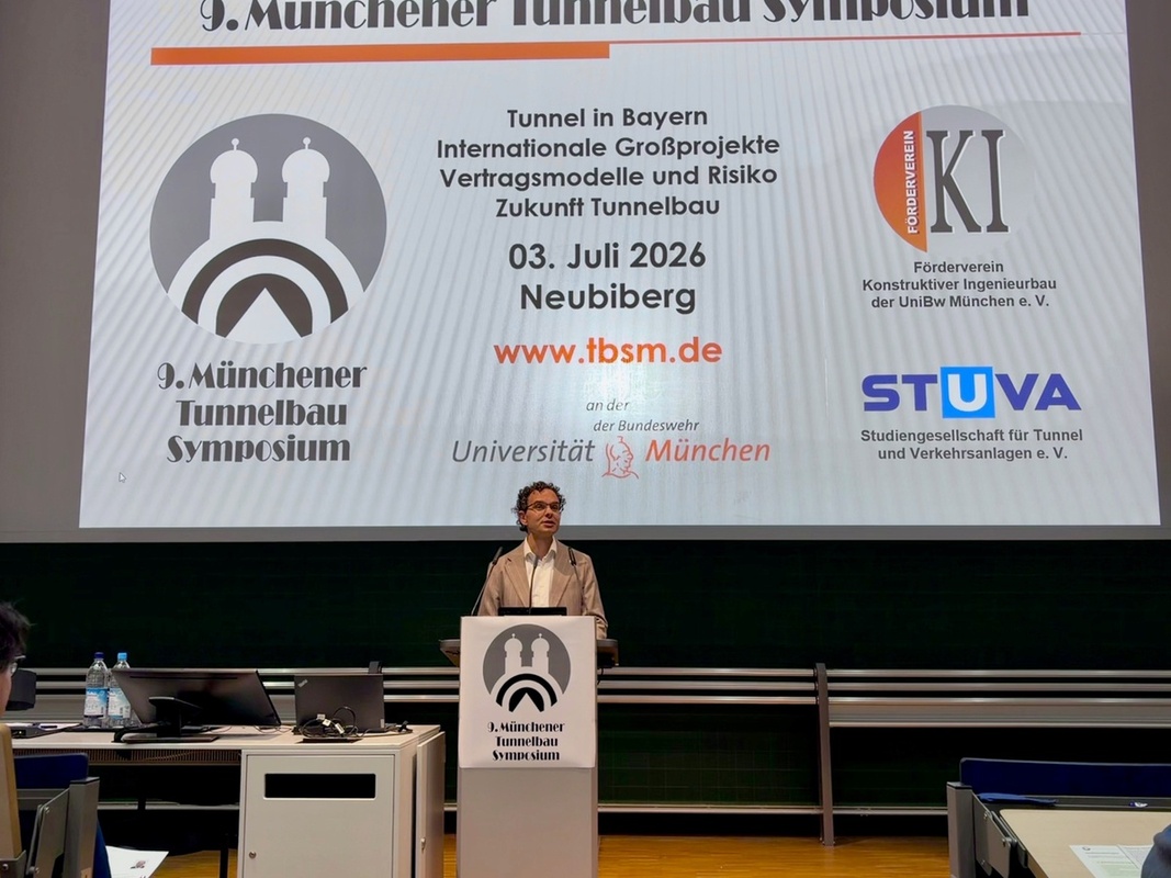 Vizepräsident Florian Engstler heißt die Teilnehmenden an der Universität der Bundeswehr München willkommen (© UniBw M/Saborowski)