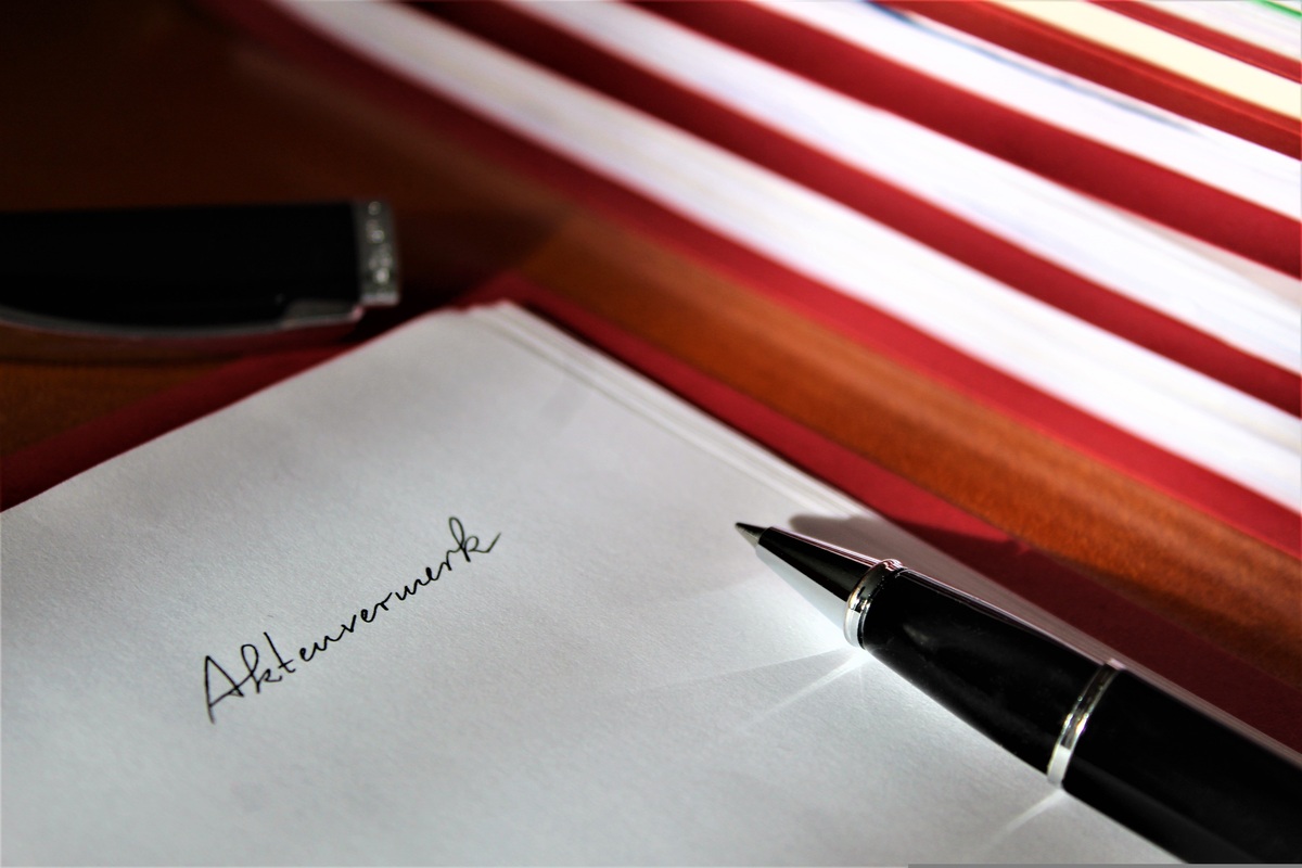 Bild mit dem Schriftzug "Aktenvermerk". Image by Monika Robak from Pixabay