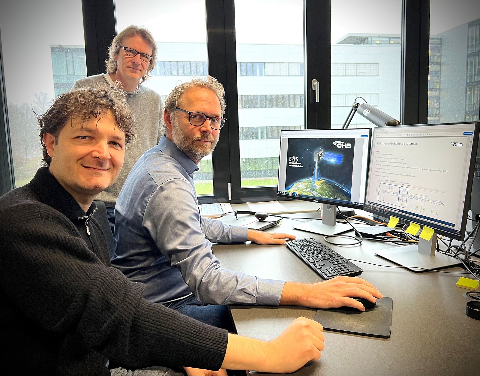 Während der Arbeit an der Copernicus Sentinel-2 Next Generation: Roberto Guerrucci (Projektleiter), Bent Ziegler (Lead System Engineer) und Dr. Stephan Holsten (Leiter der Abteilung Erdbeobachtungsmissionen & Anwendungen in der Vorentwicklung bei OHB) besprechen die nächsten Schritte in der Definitionsphase. FOTO: ©OHB SE