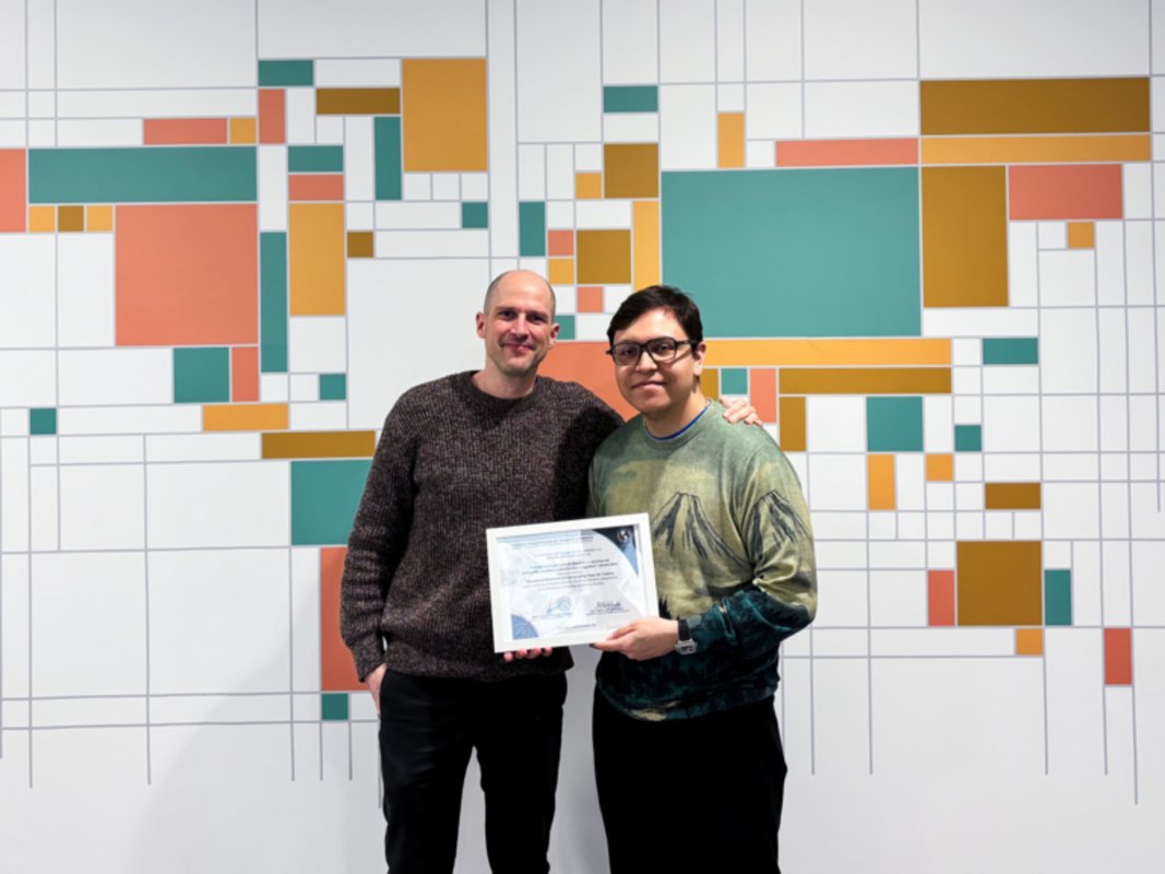 Nicolás Martínez Heredia präsentiert den PAIGH-Preis.  Bild: TU Wien.