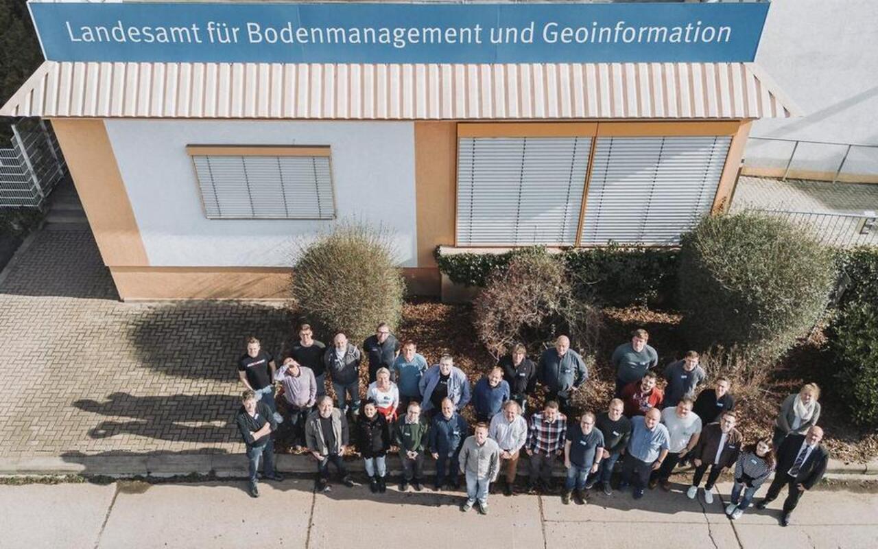 Fachleute aus den Landesvermessungen aller 16 Bundesländer und dem Bundesamt für Kartografie und Geodäsie sowie der Präsident des Thüringer Landesamtes für Bodenmanagement und Geoinformation (TLBG) Uwe Köhler (ganz rechts im Bild) trafen sich zum Workshop „terrestrische Gravimetrie“ in Erfurt. Bild © TLBG | Torsten Hoppen