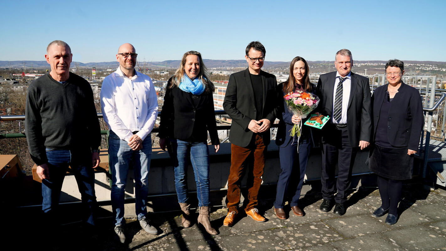 Die neue Leiterin, Alexandra Heidger (Blumenstrauß in den Händen), mit den Abteilungsleitungen und Vertretern des Personalrats auf dem Dach des LVermGeo. Bild (c) LVermGeo