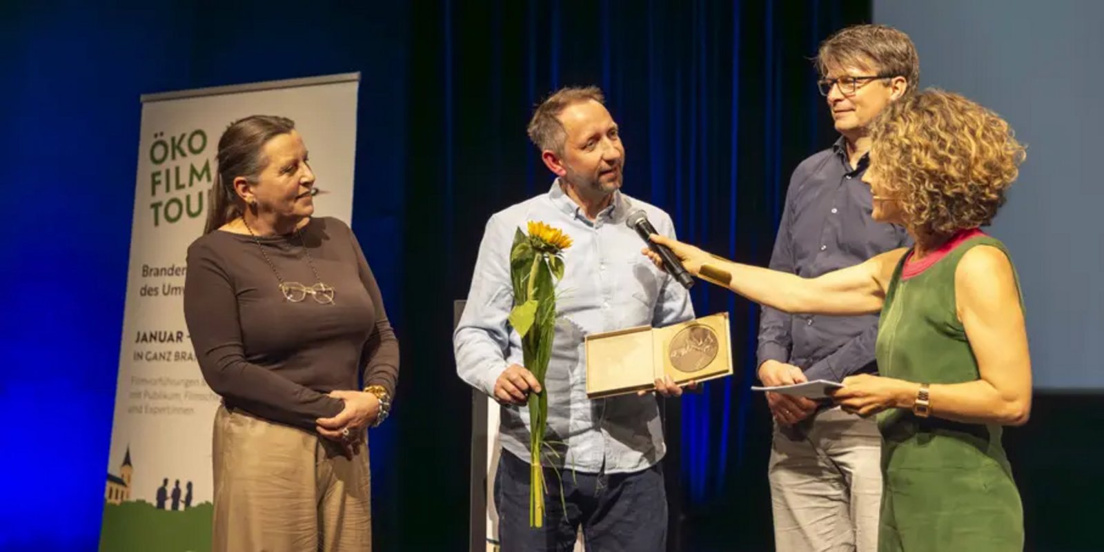 Das Bild zeigt (v.l.) Korina Isabella Gutsche von der Preisjury, Martin Herold vom GFZ, Lars Schmäh, Fachbereichsleiter für Klima, Umwelt und Grünflächen der Landeshauptstadt Potsdam und die Moderatorin Julia Vismann.  (Foto: Luna Zscharnt) 