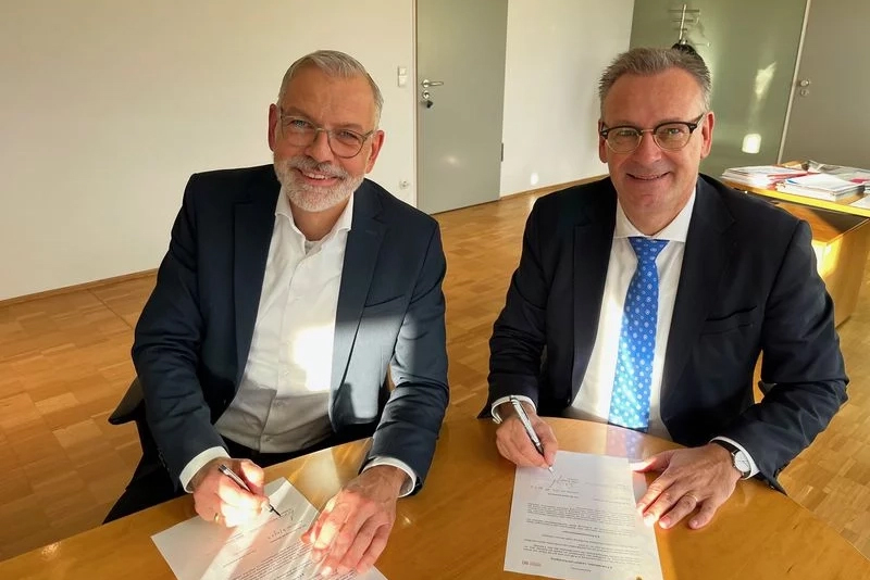 Prof. Dr. Andreas Wytzisk-Arens (Präsident der Hochschule Bochum, re.) und Stefan Szuggat (Stadtrat der Stadt Dortmund, li.). Foto: HS Bochum