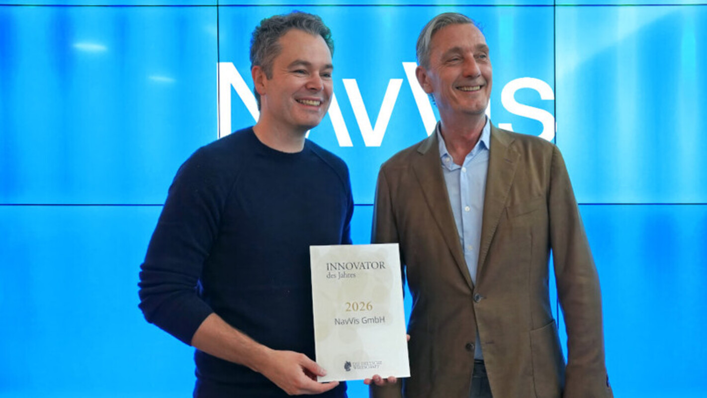 Innovator des Jahres: Georg Schroth (l.) nimmt den Preis von Michael Oehlmann, Nominierungskomitee, entgegen. Bild: Navvis