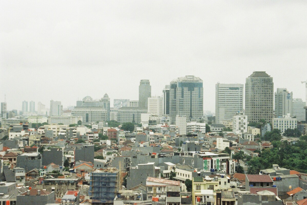 Küstenmetropolen wie Jakarta sind besonders vom Absinken der Landmassen und dem gleichzeitigen Anstieg des Meeresspiegels betroffen. Foto von Dimas P. Swasono auf Unsplash