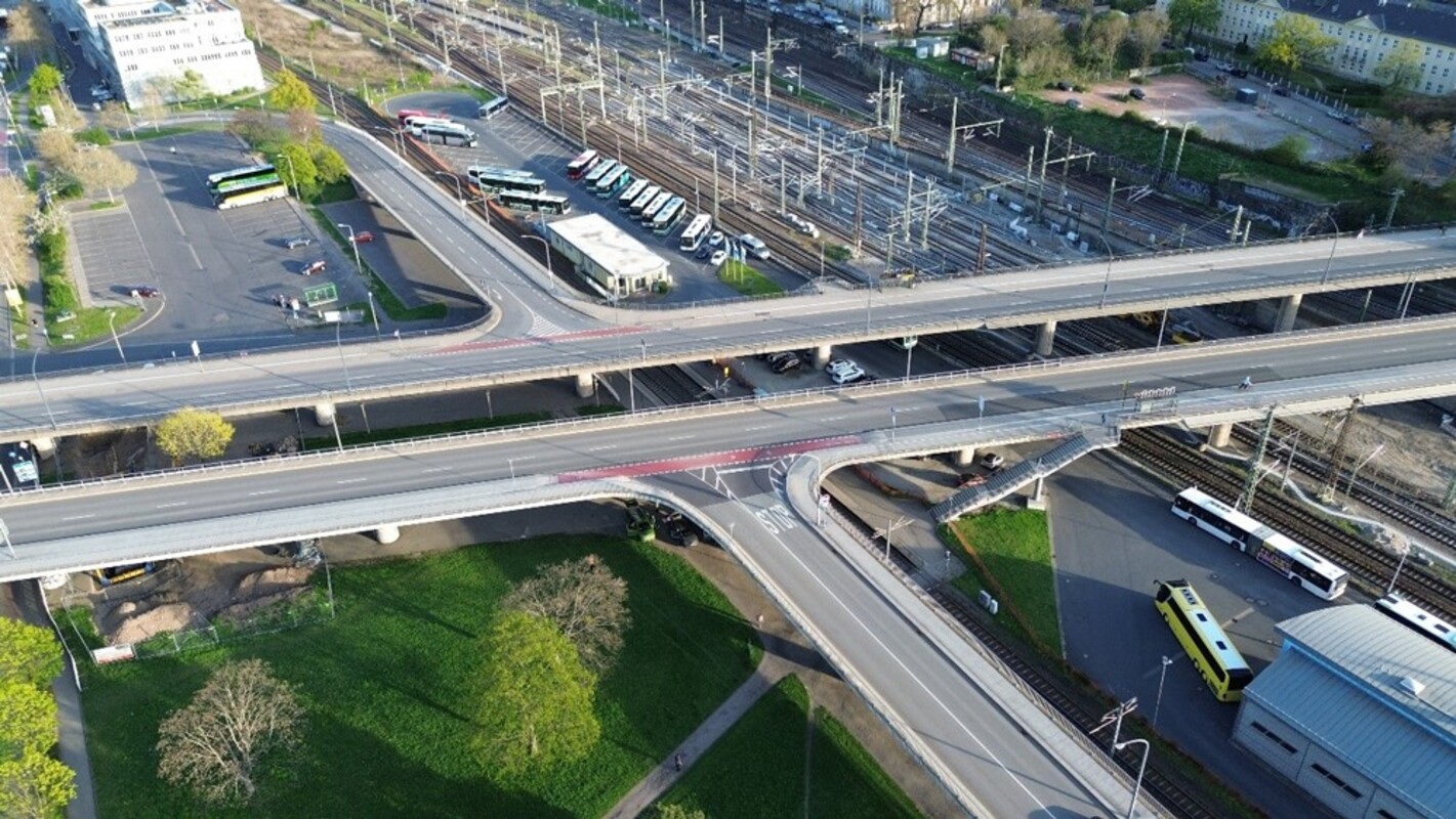 Test verschiedener Schallemissions-Sensorik an einer spannstahlverstärkten Brücke in Dresden. Bild © Fraunhofer IKTS