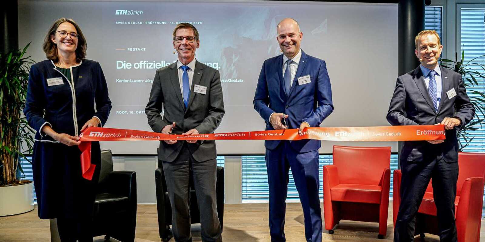 Das ETH Swiss GeoLab in Root ist offiziell eröffnet. V.ln.r.: GeoLab-Direktorin Verena Griess, ETH-Präsident Joel Mesot, der Luzerner Regierungsrat Fabian Peter und Geolab-Geschäftsführer Felix Seidel. Bild: Daniel Winkler / ETH Zürich