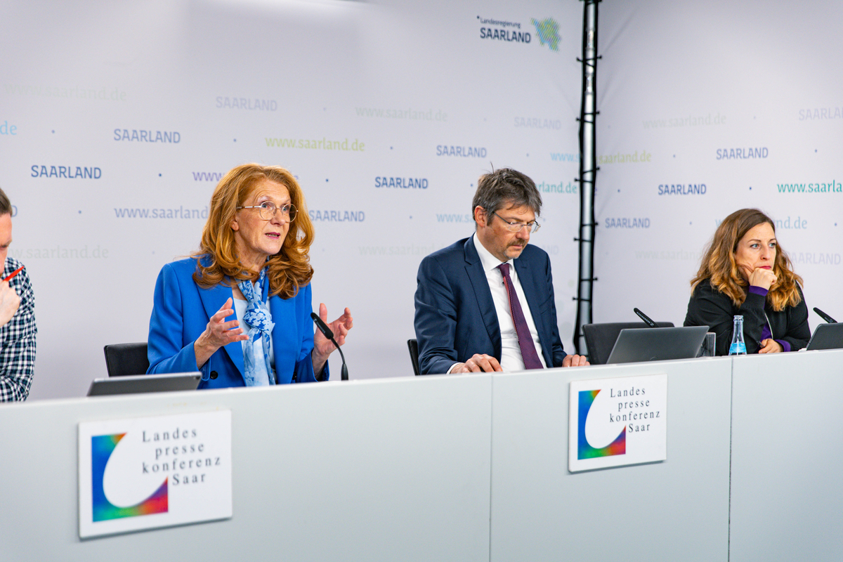 Ministerin Petra Berg, Björn Degel (LVGL, Abteilungsleitung „Kataster“ und stellvertretender Amtsleiter) und Jennifer Collet (Staatskanzlei, stellvertretende Regierungssprecherin) bei der Vorstellung von „Saarland 3D“, dem digitalen Zwilling für das Saarland. Bild: LVGL