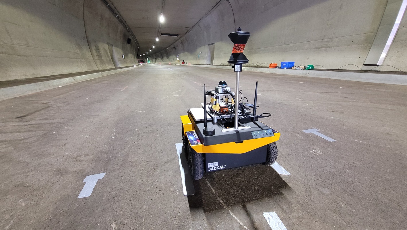 Ein fahrender Roboter bei Tests in einem Tunnel. Quelle: IFG - TU Graz