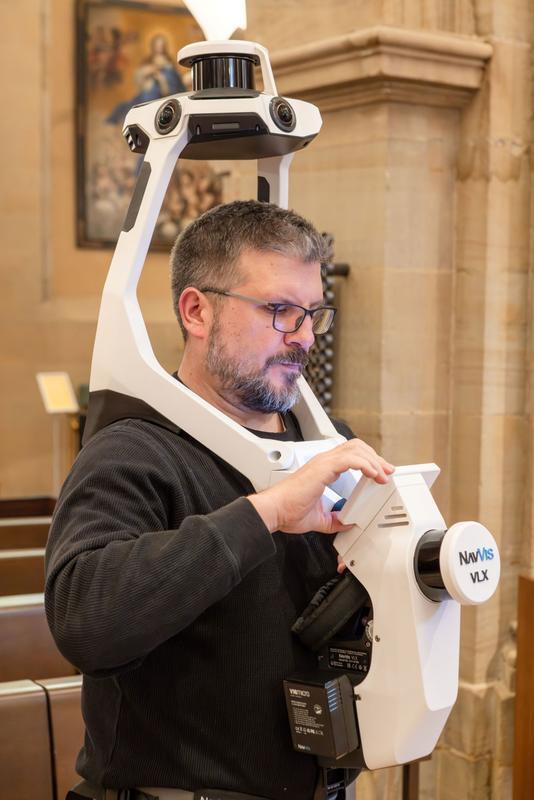 Prof. Dr. Jens Brauneck nimmt die Innenraumvermessung der Abteikirche mit einem Laserscanner vor. | Quelle: André Mailänder | Copyright: Landesdenkmalamt Saarland