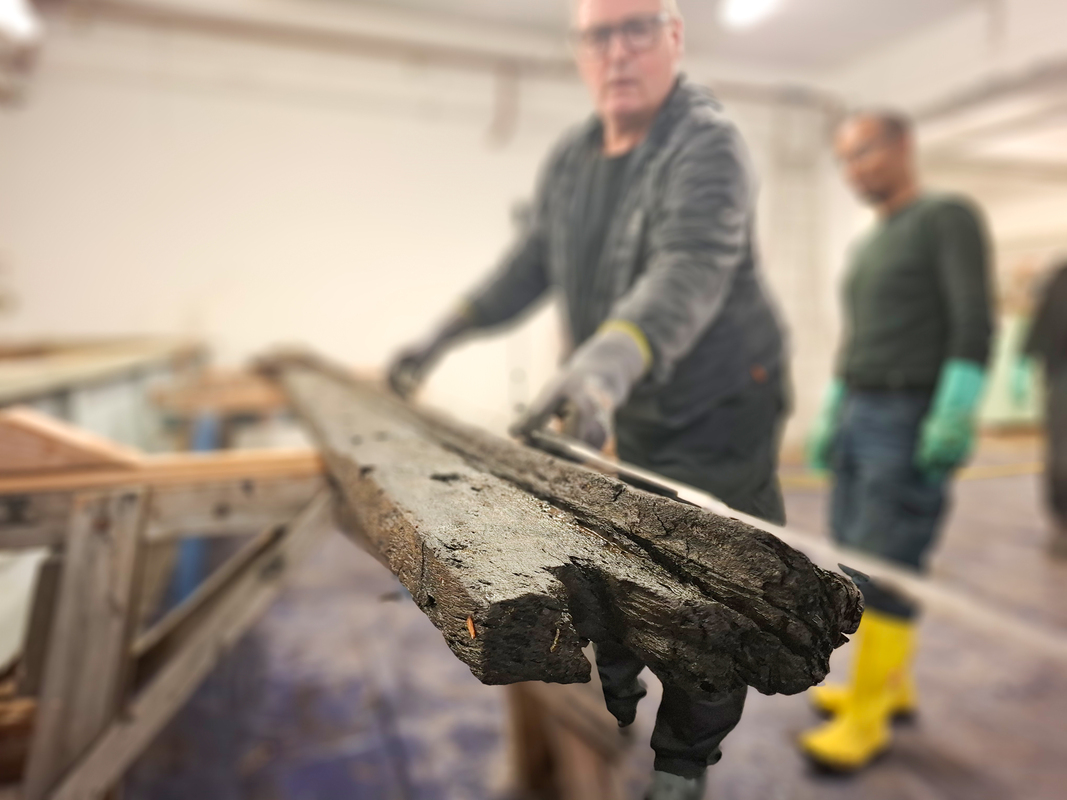 Die Holzkompontenten werden begutachtet.  Quelle: Annica Müllenberg. Copyright: DSM