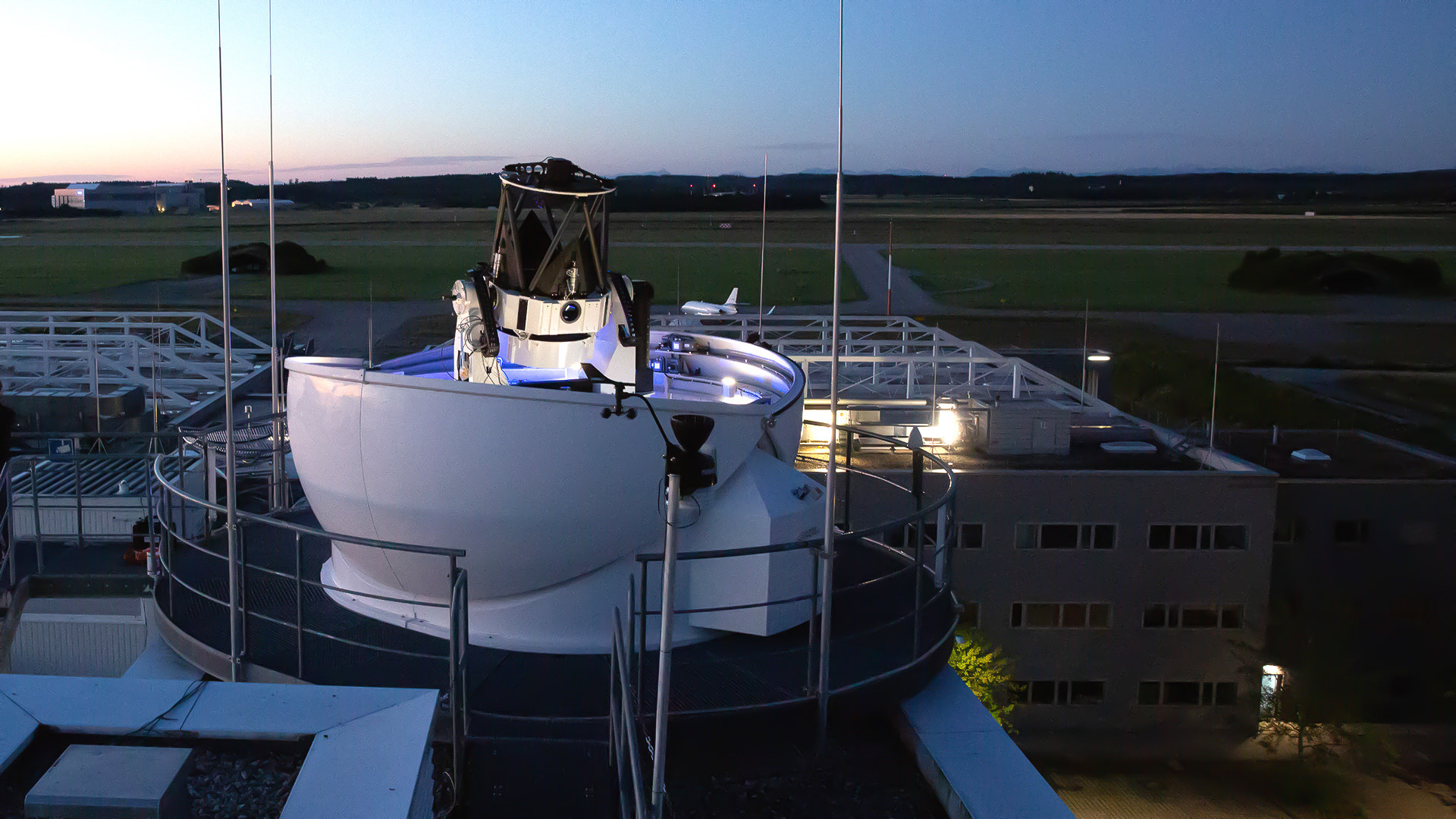 Die neue op­ti­sche Bo­den­sta­ti­on auf dem Dach des DLR-In­sti­tuts für Kom­mu­ni­ka­ti­on und Na­vi­ga­ti­on in Ober­pfaf­fen­ho­fen. Bild:DLR (CC BY-NC-ND 3.0)