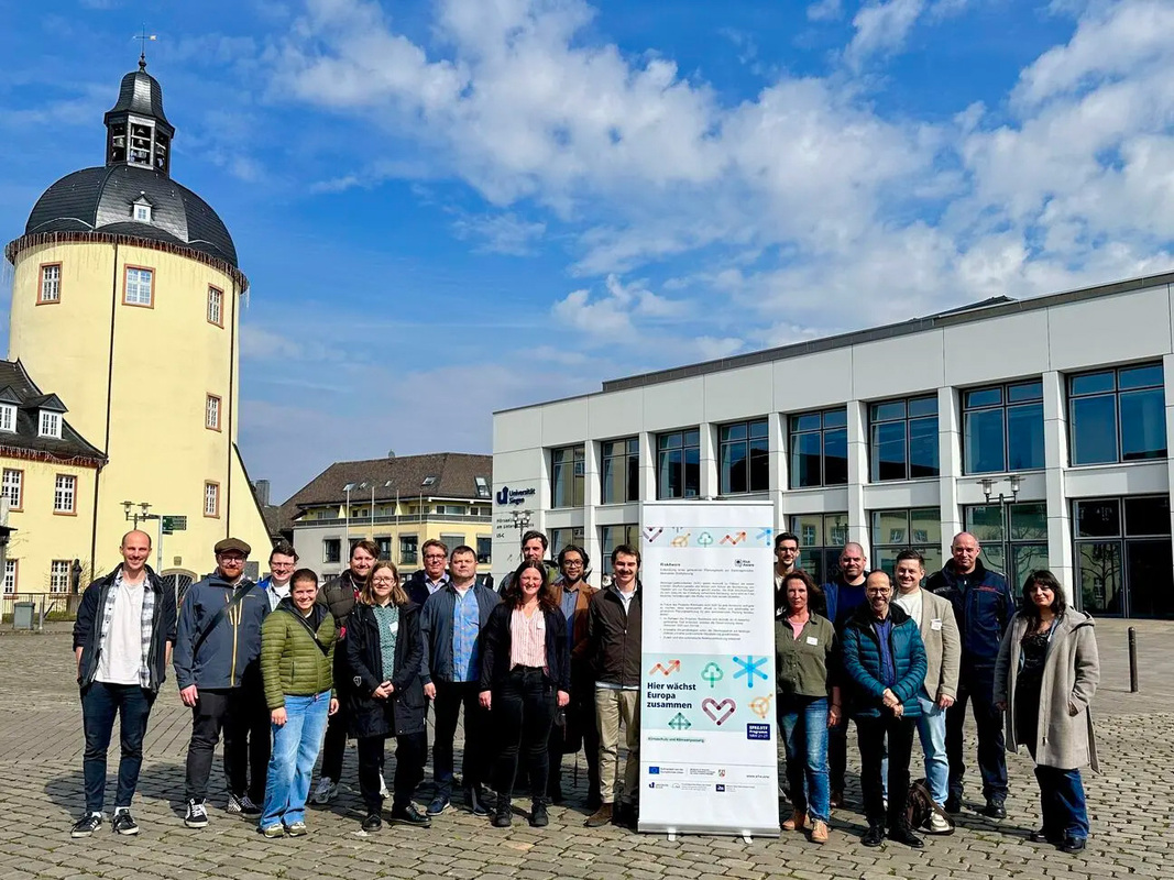 Die Teilnehmenden des RiskAware-Projektworkshops mit Vertretern von Kommunen. Bild: Uni Siegen