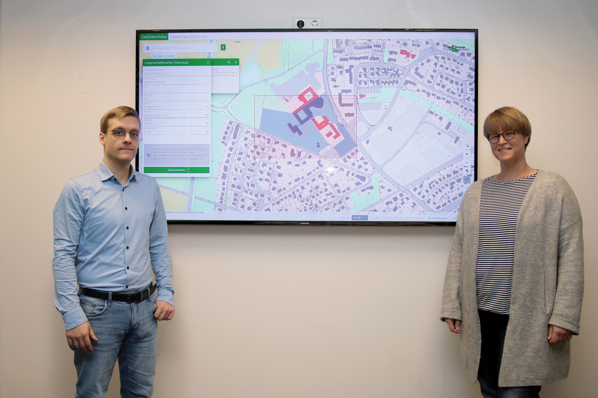 Sebastian Walzog (Leiter des Fachbereichs Geoinformation und Liegenschaftskataster) und Birgit Levers (Fachbereich Geoinformation und Liegenschaftskataster) stellten jetzt den neuen "OnlineKatasterService" vor. Bild: Kreis Borken