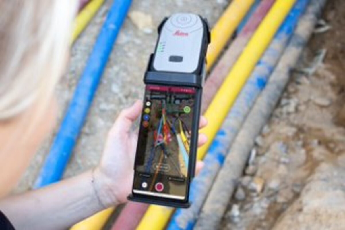 Einmessung am offenen Hausanschlussgraben mit der NAVA-App und der GNSS-Antenne von Hexagon. Quelle: Mettenmeier