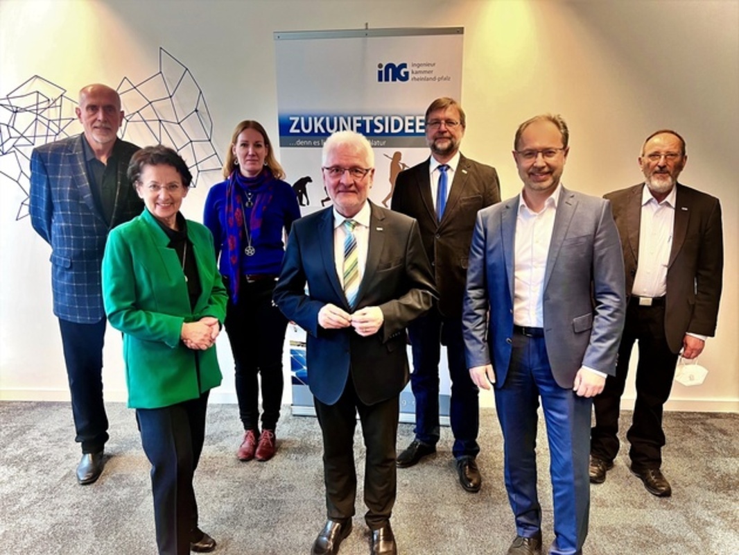 Der neue Kammervorstand, von links: Prof. Dr.-Ing. G. Muth, Dipl.-Ing. (FH) W. Katzschmann, Dipl.-Ing (FH) K. Häuser, Dr.-Ing. H. Lenz, Dipl.-Ing. (FH) P. Strokowsky, Dipl.-Ing (FH) F. Haupenthal M. Sc., Dipl.-Ing (FH) E. J. Storzum. Bild: Ingenieurkammer Rheinland-Pfalz