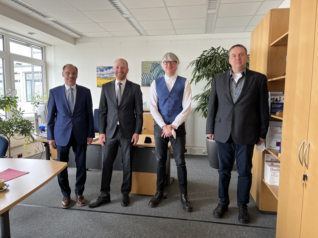 Als letzte Amtshandlung übertrug Siegmar Liebig (li.), Referatsleiter im MI, den Dienstposten der LGLN-RD-Leitung Hameln-Hannover an Florian Brauer (2.v.li). Erste Gratulanten: LGLN-Präsident Michel Golibrzuch (2.v.r.) und Marc Zimmermann (GPR). Bild: LGLN