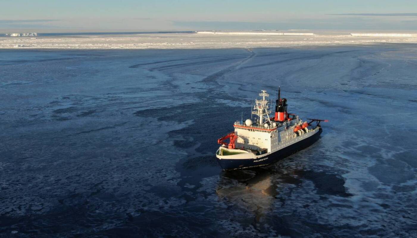 Die Sonne kam in einem Streifen hinter dem Schelfeis hervor und illuminierte die östliche Abbruchkante des Eisbergs. (Foto: Alfred-Wegener-Institut / Ralph Timmermann)