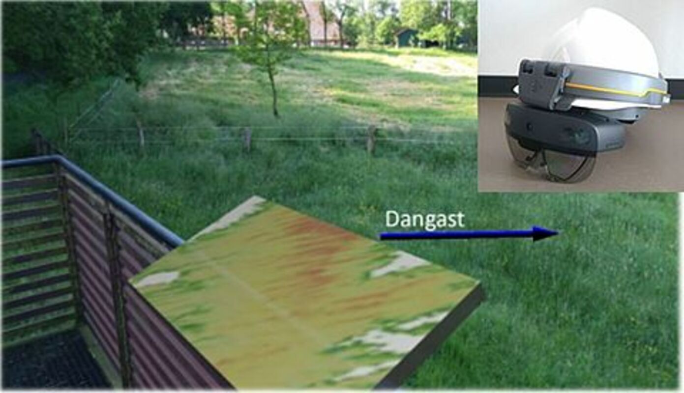 Beim Blick durch die Mixed-Reality-Brille wird die reale Landschaft durch eine virtuelle Infotafel zu Parallelrinnenlandschaft ergänzt. Zur Orientierung wird die Richtung zu Ortschaften in der Umgebung angezeigt. (Bild: Niklas Seute)